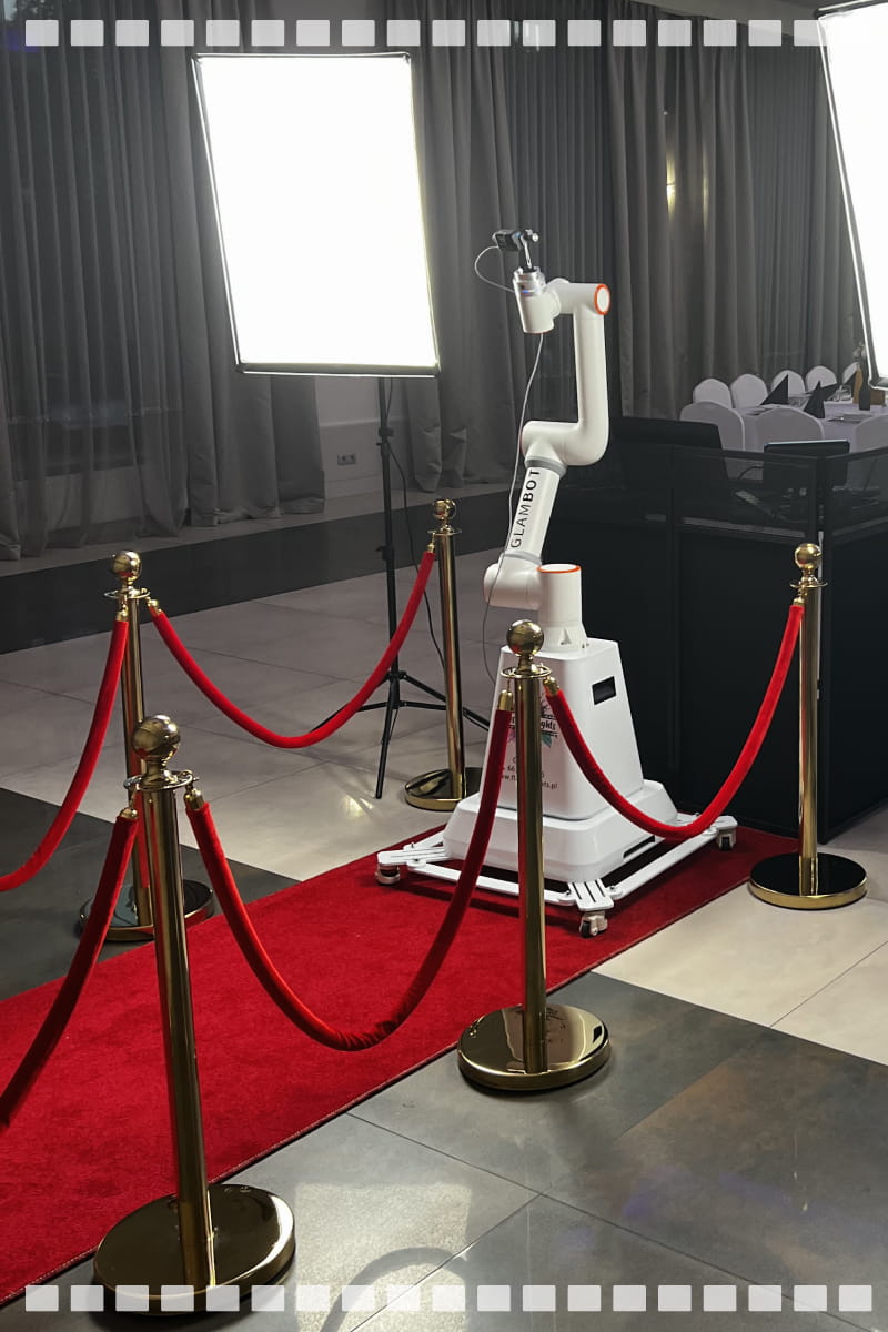 flash-of-lights-glambot-pion-1